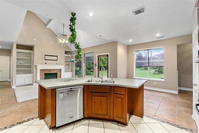 Building Photo - 905 Carriage Hills Blvd