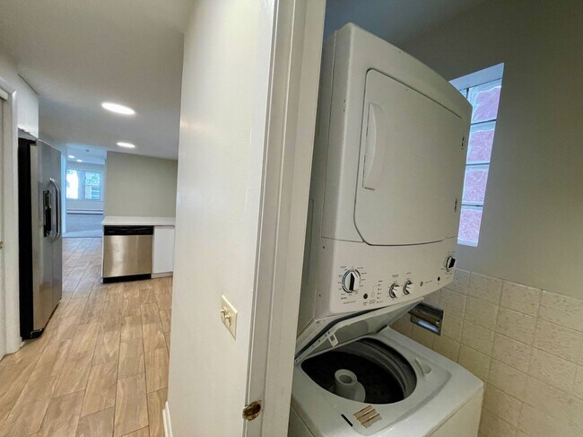 Building Photo - Freshly Renovated 3-Bed in Jefferson Park – In-Unit Laundry & Modern Upgrades!
