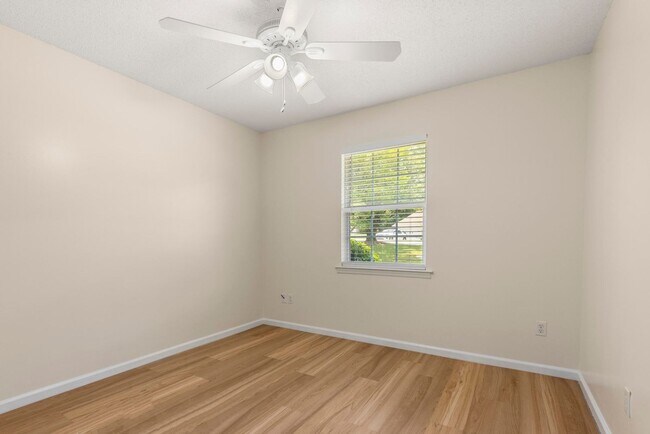 Building Photo - 3/2 Duplex Close to Tiger Town- Available ...