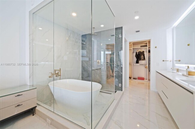 Building Photo - 700 NE 24th St