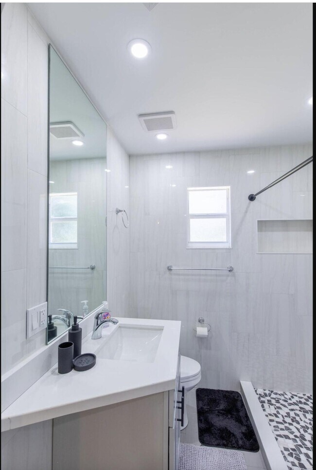 Building Photo - 16932 Aintree Dr W