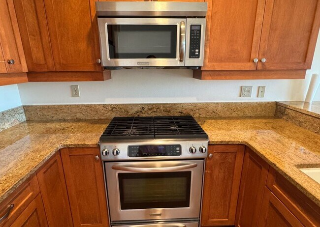 Building Photo - End Unit, 3 Bed, 2.5 Bath PLUS Bonus Room, Anacortes
