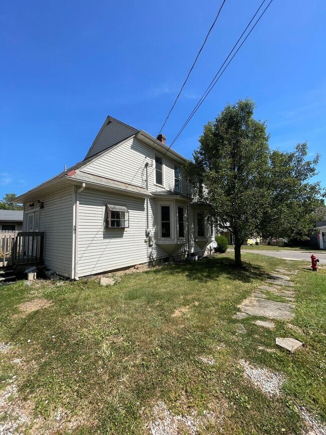 Building Photo - Spacious 3-Bedroom, 2-Bath Home – Great Lo...