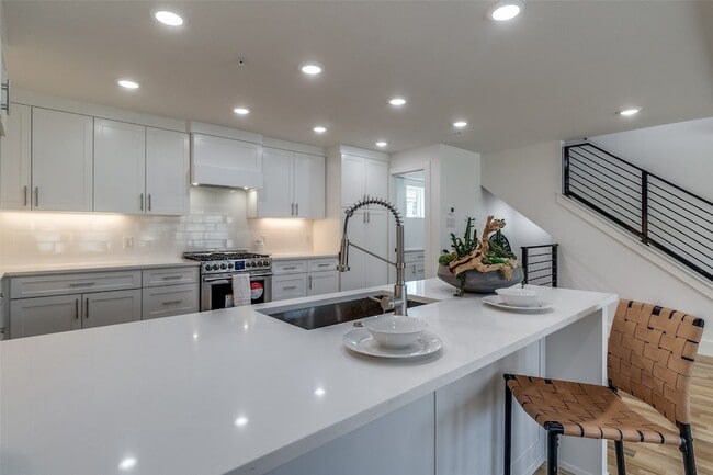 Building Photo - 4701 San Jacinto St