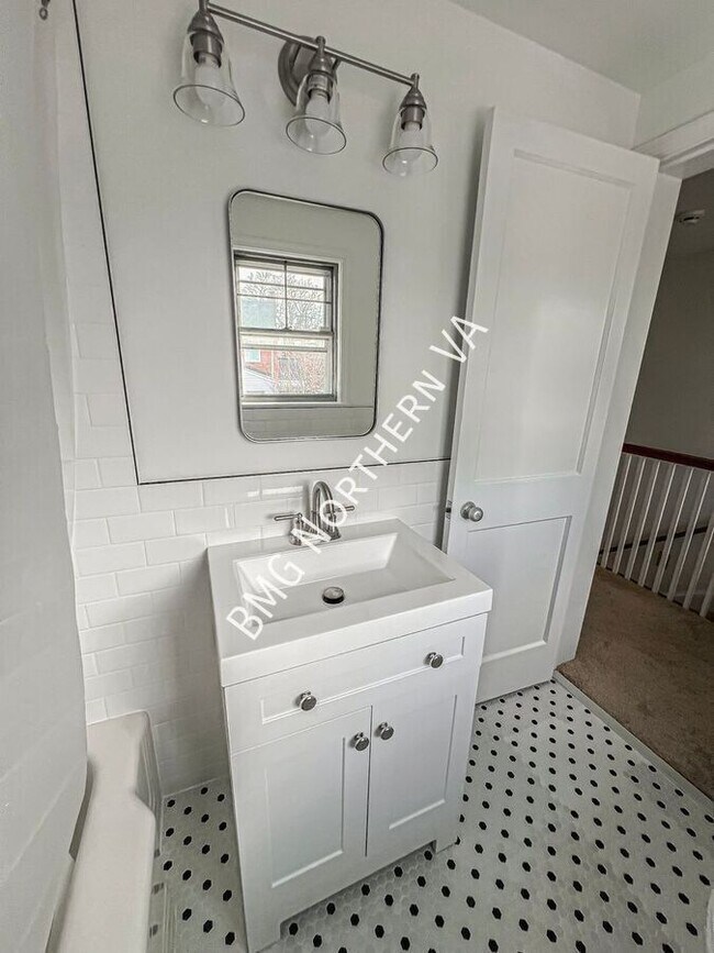 Building Photo - 2300 N Buchanan St