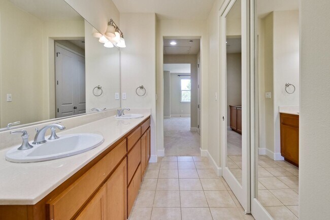 Building Photo - Excellent 4 Bed 2.5 Bath Town Home!