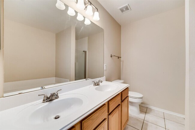 Building Photo - Freshly Updated 3 bedroom spacious beauty!!