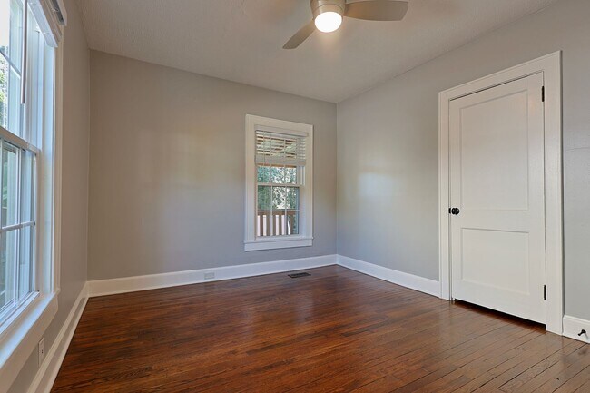 Building Photo - South Knoxville Cottage!!!