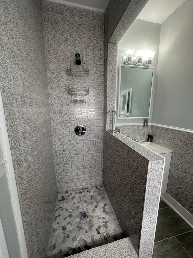 Building Photo - 3 bedroom 2 bath beautiful home with tons of character!