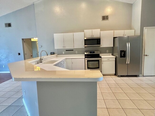 Building Photo - Waterfront Pool Home in Waterford Lakes