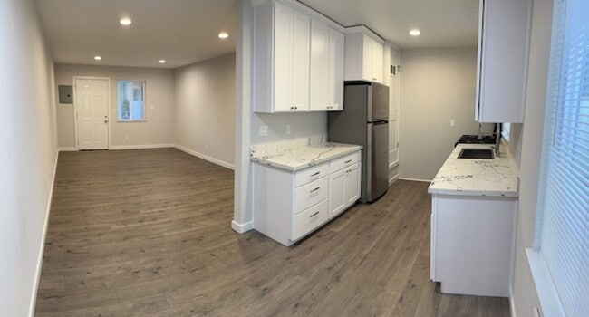 Building Photo - Nice remodeled studio in prime location