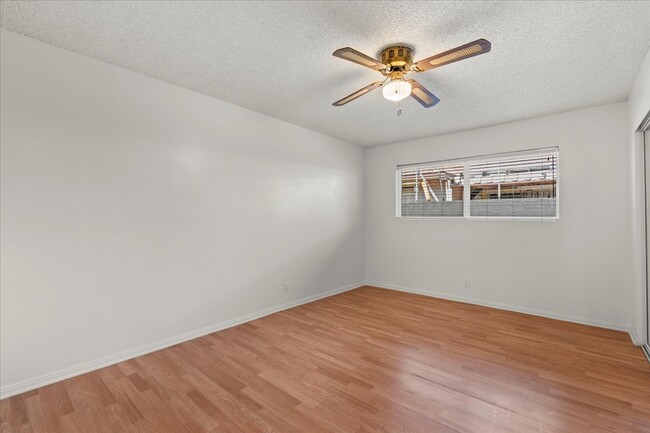 Building Photo - 205 E Javelin St