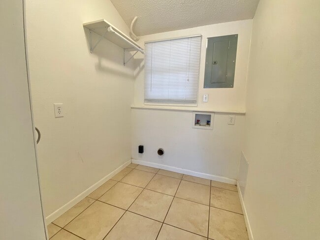 Building Photo - Pre-leasing now - 3 bed /2 bath - available 6/10/2026