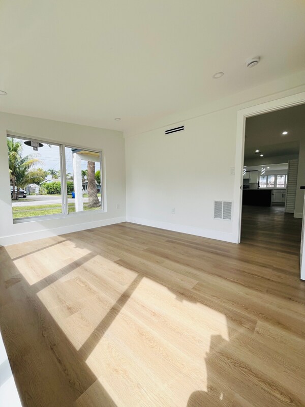 Building Photo - 1612 E River Dr