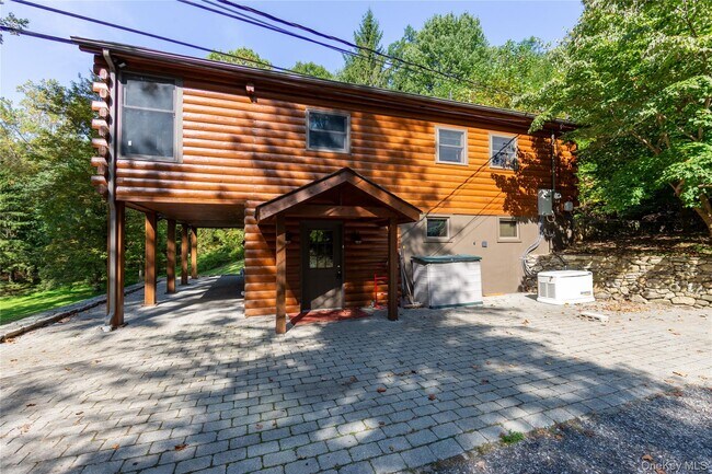 Building Photo - 559 Quaker Hill Rd