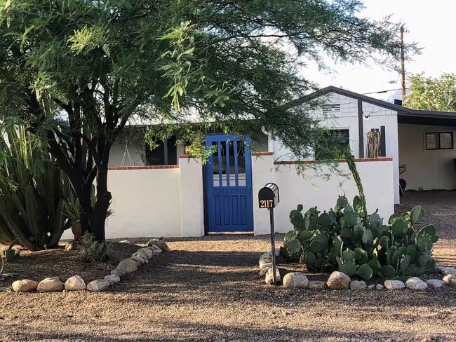 Building Photo - A true Tucson style home near the University of Arizona main campus! Must See!