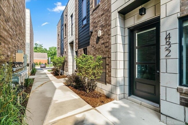 Primary Photo - 434 W Tienken Rd