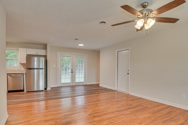 Building Photo - 1406 Ridgewood Dr
