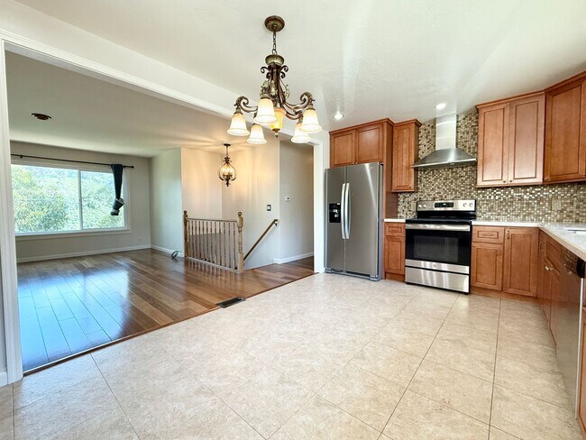 Building Photo - Gorgeously Updated 4-Bed/3-Bath Home & Ent...