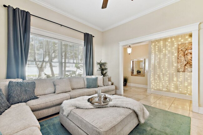 Building Photo - 509 S Willow Ave