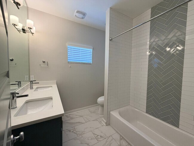 Building Photo - Midtown Luxury Living! Walk to Restaurants, Coffee, Shops & More