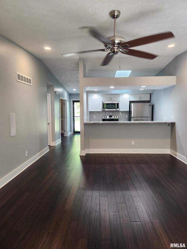 Building Photo - 3439 N Willow Ct