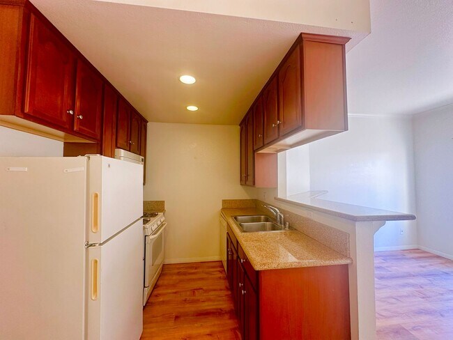 Building Photo - Awesome condo next to North Park Community...