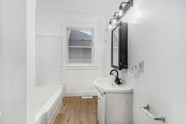 Building Photo - 517 Regent St