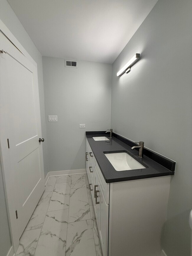 Building Photo - 1173 S Forums Ct