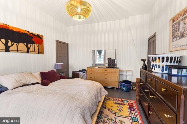 Building Photo - 2318 E York St