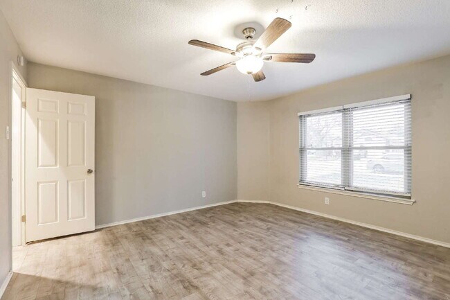 Building Photo - Spacious 2-Story Home – Move-In Ready!