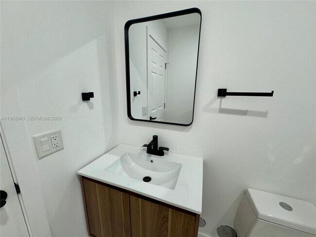 Building Photo - 421 NW 13th Ave