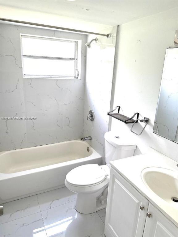 Building Photo - 1401 NE 191st St