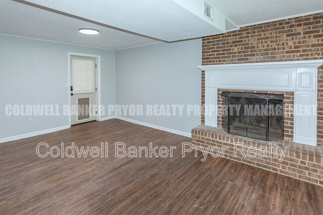 Building Photo - 313 Maple Way