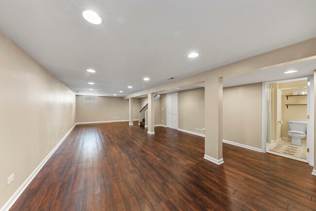 Building Photo - 242 S Finley Rd