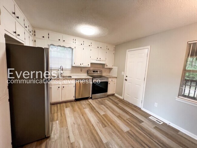 Building Photo - 3-Bed/2-Bath Home/ Pet Friendly/Voucher Accepted/ Available Soon!