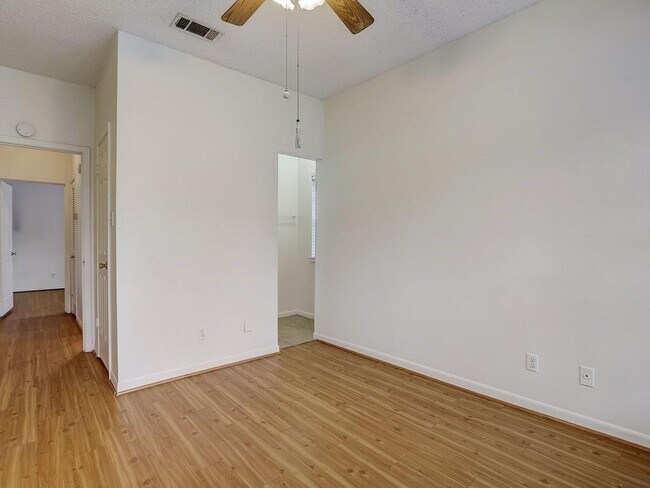 Building Photo - 711 W 21st St