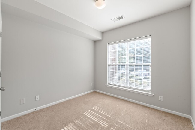 Building Photo - 2 Bed, 2 Bath in the Heart of Ballantyne!