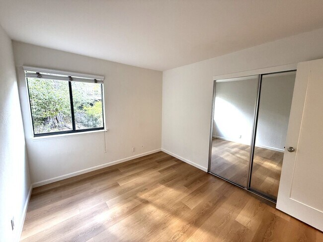 Building Photo - PENDING WITH ACCEPTED APPLICATION - LARGE ...