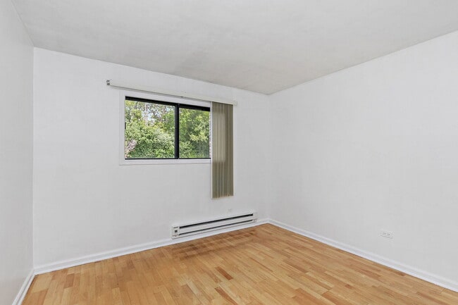 Building Photo - 522 E Spruce Dr