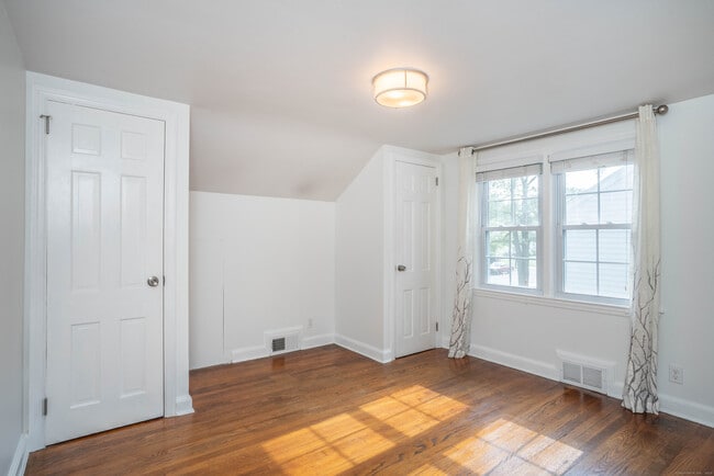 Building Photo - 130 Hampton Ave