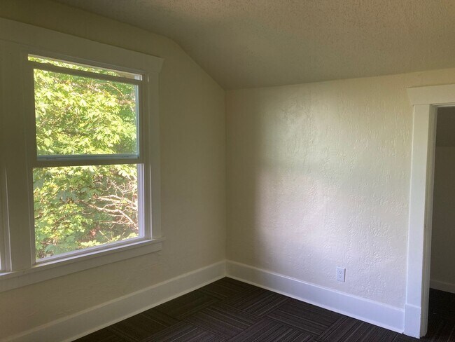 Building Photo - 717 N Forest St