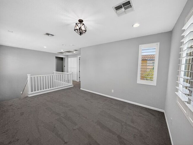 Building Photo - Stunning 5 Bed/5Bath Home in Gated Community – Over 3,100 SqFt of Modern Living -New Carpet throu...