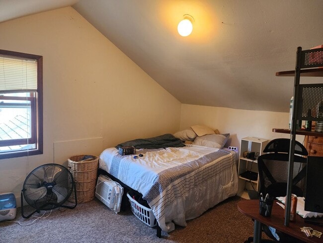 Building Photo - Available August 1st - 3 bedroom/1.5 bath house 1 block off Williamson St