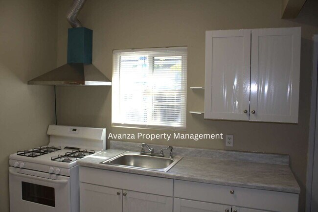 Building Photo - 1 Year Lease 1 Bed  1 Bath  Rent: $850 +$100 (All utilities included) Deposit: $1,500 Available: ...