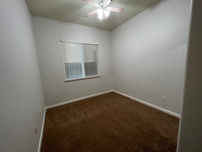 Building Photo - Lovely 3 Bedroom Low Maintenance Unit with New Flooring!