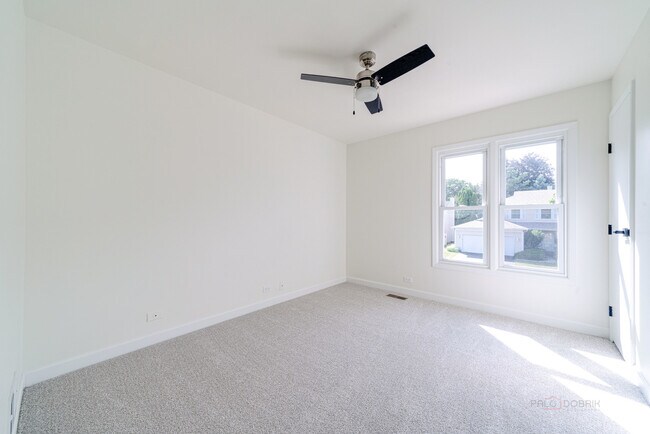 Building Photo - 887 Saybrook Ln