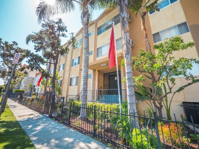 Interior Photo - 817 S. St. Andrews Pl