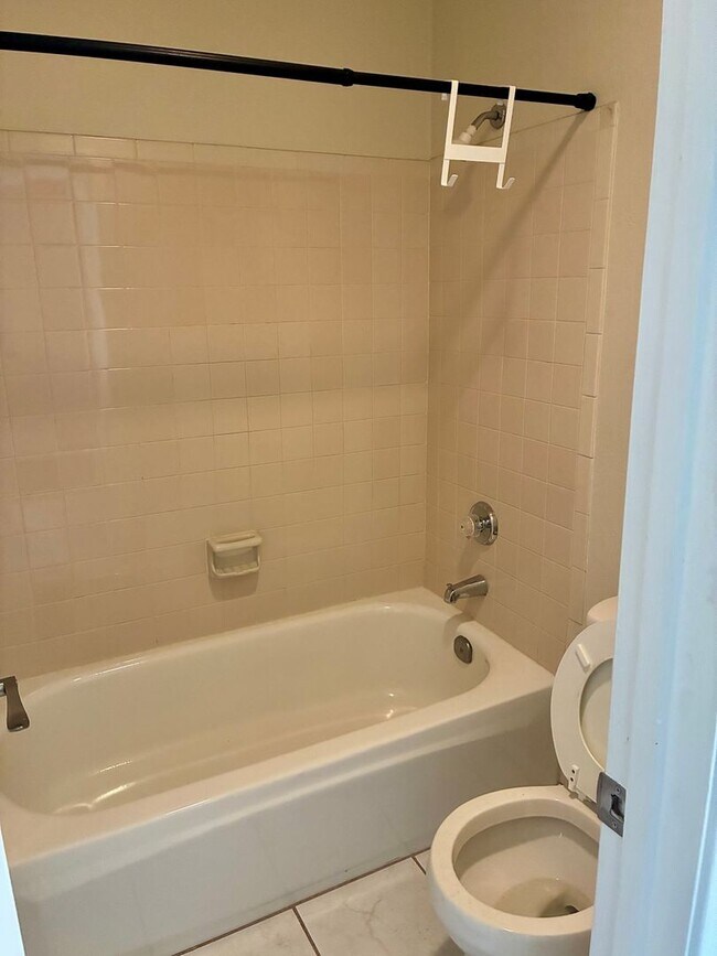Building Photo - 1ST FULL MONTHS RENT FREE!!! AFFORDABLE UNIT IN NORTH PHOENIX!!!