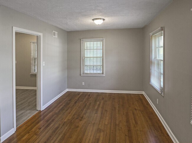Building Photo - NEWLY UPDATED 3 bed, 1.5 bath home.